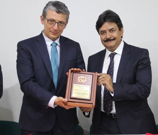 Gobernador entregó exaltación a la institución de educación superior por su liderazgo y contribución a la formación académica y al desarrollo nacional. La distinción fue recibida por el rector Alejandro Cheyne.